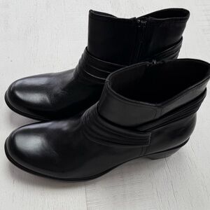 Clark’s black boots size 9M
